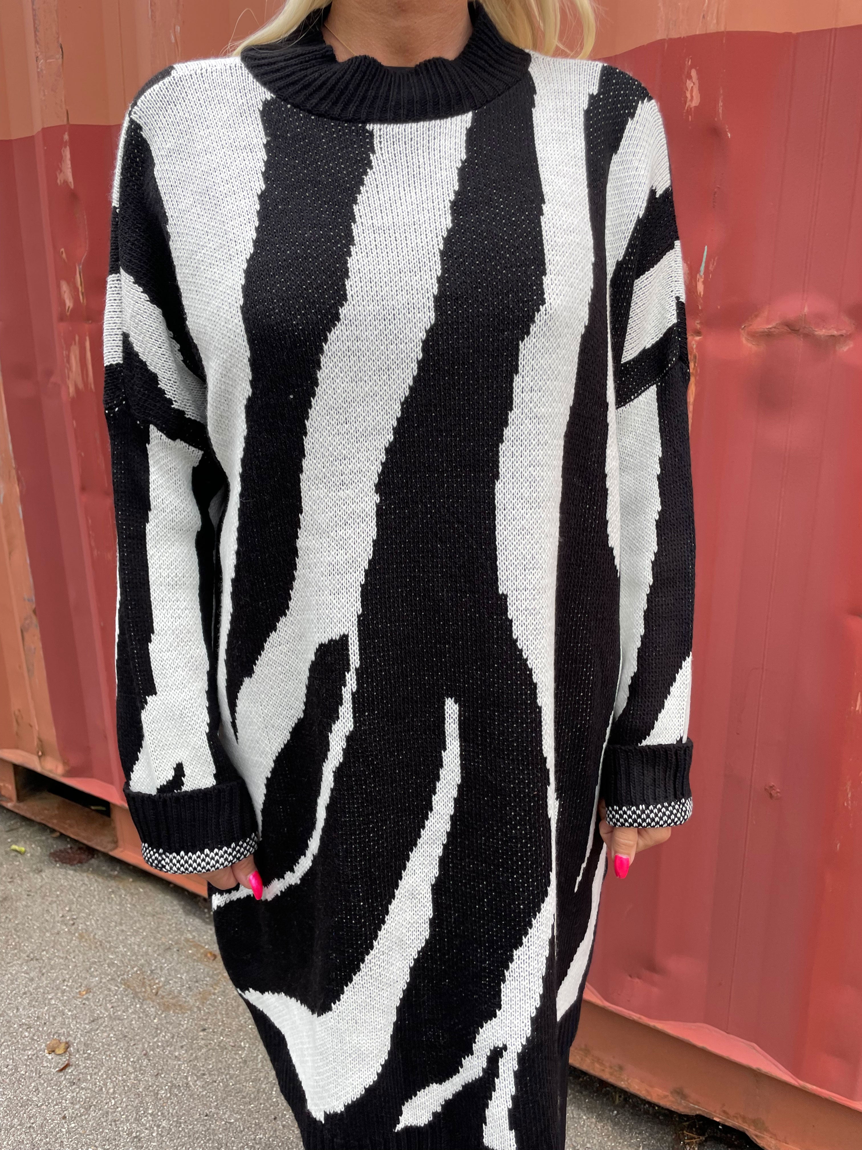 Katya - Blød strikkjole med stort zebramønster